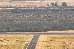 El día después del feroz incendio en inmediaciones del aeropuerto.