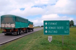 Ruta 33, una de las muchas trazas de jurisdicción nacional que surcan el territorio santafesino.