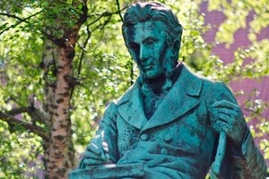 Søren Kierkegaard (1813-1855). Escultura en el jardín de la Biblioteca Real de Copenhague.