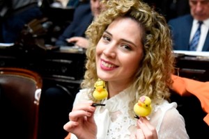 Lourdes Arrieta ya había sido noticia por lucir un patito kway en una sesión, ahora por su visita a condenados por delitos de lesa humanidad. Su suerte en la interna de LLA corre con la de la santafesina Victoria Bonacci.