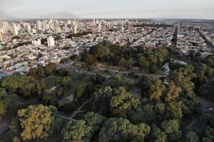 Un sector del amplio pulmón verde del barrio Roma sería cedido para un centro policial.