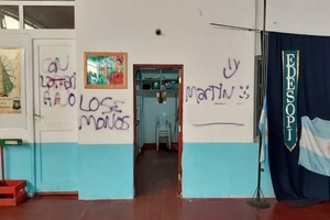 La acción delictiva no terminó en los robos, sino que los malvivientes "hicieron un desastre en los salones, vandalizaron los carteles de una campaña de concientización contra las drogas" y dejaron escritas con aerosol leyendas intimidatorias, contó el director.