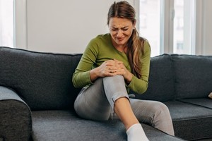 Muchas personas sienten molestias en las rodillas cuando llegan los días fríos o lluviosos. La ciencia relaciona esas dolencias con cambios en la presión atmosférica, aunque la percepción varía de persona a persona.