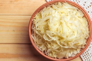Comer alimentos fermentados, como el chucrut, ofrecen una serie de ventajas, tanto para el sistema inmunológico como el bienestar emocional de las personas: