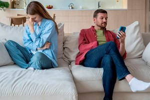 Manipulación emocional en vínculos narcisistas.