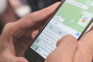 WhatsApp no cuenta con una papelera visible.